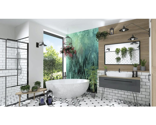 Kúpeľňa s voľne stojacou vaňou, umývadlom, zrkadlom a sprchovacím kútom so sklenenou stenou