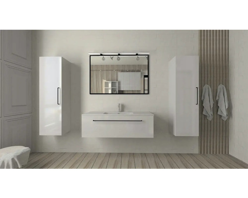 Svetlá kúpeľňa s umývadlovou skrinkou, zrkadlovou skrinkou a vysokými skrinkami