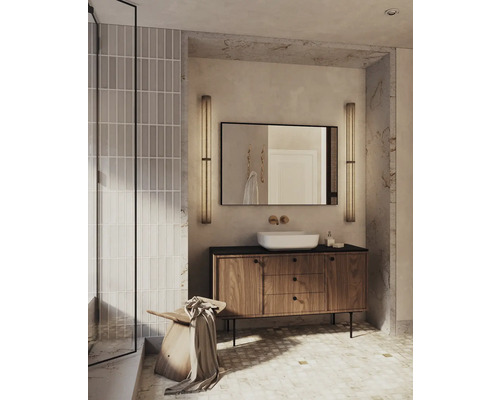 Svetlá kúpeľňa s umývadlovou skrinkou, umývadlom na dosku, zrkadlom a osvetlením