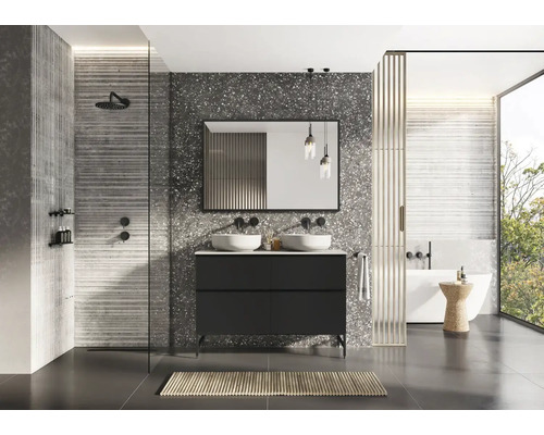 Moderná kúpeľňa s dvojitým umývadlom, zrkadlom, sprchou a vaňou.