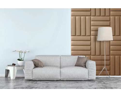 Obývacia izba s pohovkou, stojacou lampou a akustickými panelmi na stene