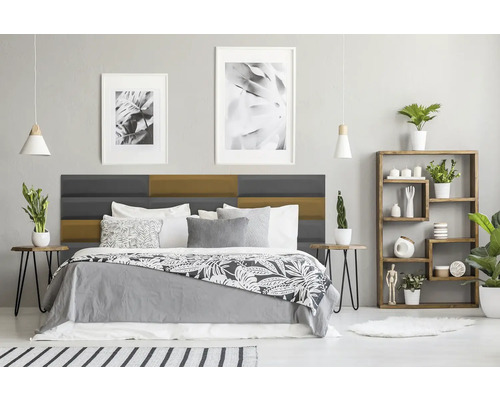 Spálňa s posteľou, nočnými stolíkmi, regálmi a dekoratívnymi prvkami pre útulné prostredie.