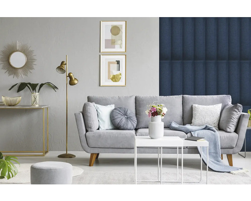 Obývacia izba s pohovkou, stolom a dekoráciami pre štýlové prostredie.