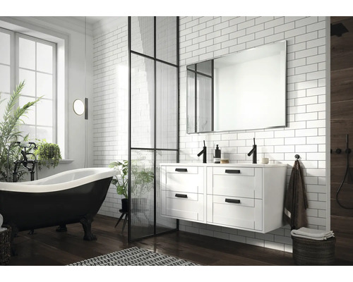 Kúpeľňa s voľne stojacou vaňou, umývadlovou skrinkou, zrkadlom a sklenenou stenou