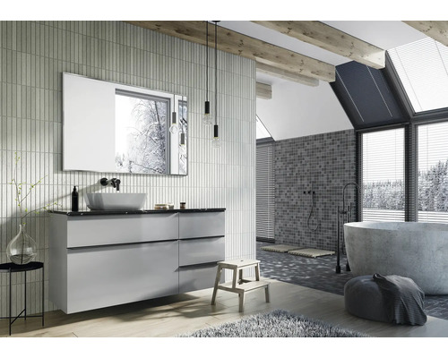 Kúpeľňa s umývadlom, zrkadlom, vaňou a strešným oknom