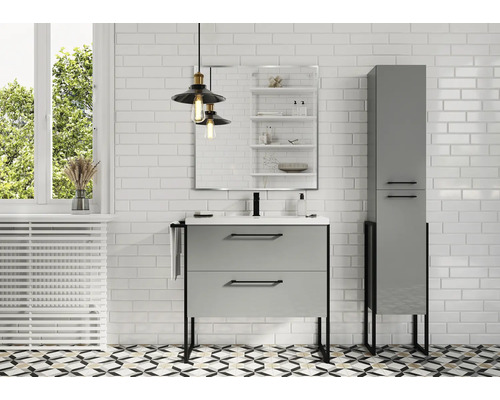 Moderná kúpeľňa s umývadlovou skrinkou, zrkadlovou skrinkou a vysokou skrinkou pred bielou tehlovou stenou