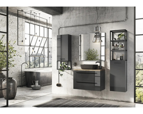 Kúpeľňa v loftovom štýle s umývadlovou skrinkou, zrkadlovou skrinkou a vysokou skriňou