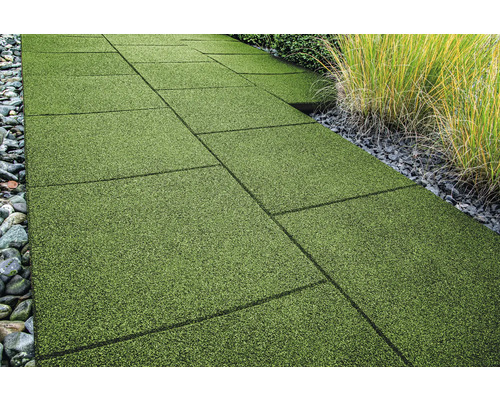 Záhradný chodník zo zelených trávnych dosiek s kameňmi a rastlinami