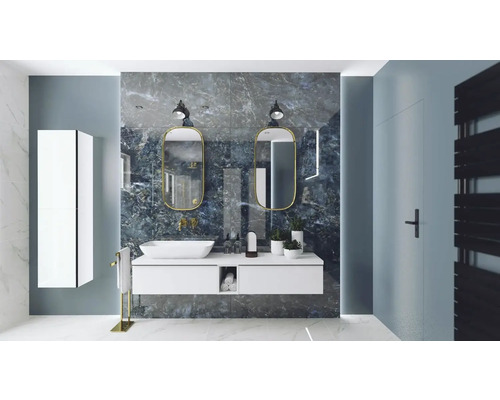 Svetlá kúpeľňa s umývadlom, zrkadlami a rebríkovým radiátorom