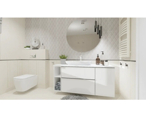 Svetlá kúpeľňa s toaletou, umývadlovou skrinkou so zrkadlom a radiátorom