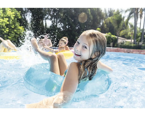 Dievča s plaveckým kruhom v bazéne s ďalšími ľuďmi