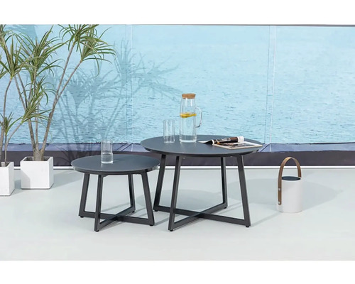 Dva sivé záhradné stolíky s nápojmi a dekoráciami na terase