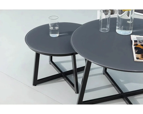 Dva sivé okrúhle konferenčné stolíky s kovovým rámom