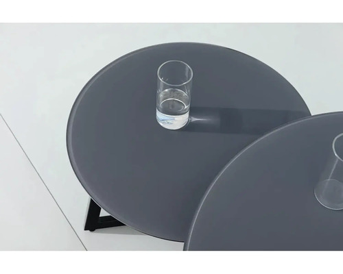 Dva okrúhle konferenčné stolíky s pohármi na pitie