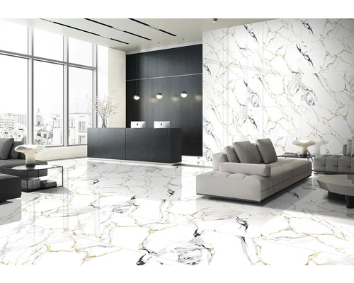 Priestranná izba s podlahovými a stenovými dlaždicami so vzhľadom mramoru, recepciou a posedením.