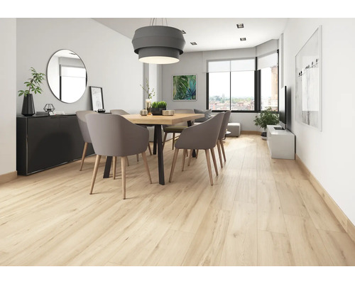 Svetlá obývacia izba s drevenou podlahou, jedálenským stolom a stoličkami