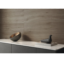 Nástenná dekorácia s vodorovne ryhovanými panelmi a ozdobnými prvkami na komode