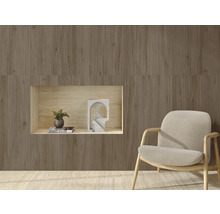 Návrh obývacej izby s ryhovanými stenovými panelmi, kreslom a dekoráciou vo výklenku