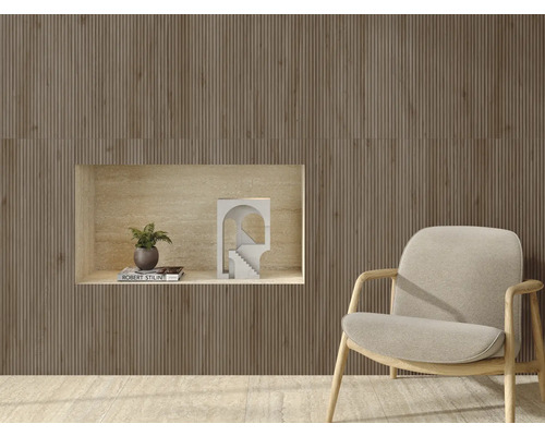 Návrh obývacej izby s ryhovanými stenovými panelmi, kreslom a dekoráciou vo výklenku