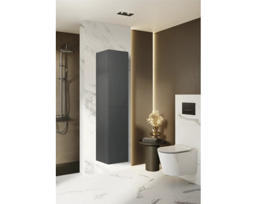 Moderná kúpeľňa so sprchou, závesným WC, umývadlom a vysokou skriňou na úložný priestor