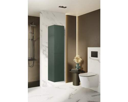 Kúpeľňa so sprchou, toaletou a vysokou úzkou skriňou