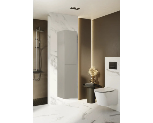 Moderná kúpeľňa so zrkadlovou skrinkou, sprchou a toaletou