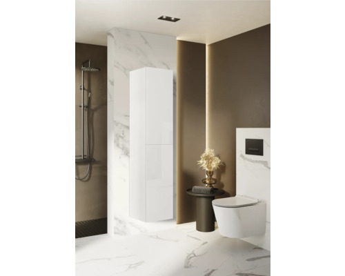 Moderná kúpeľňa so sprchou, zrkadlovou skrinkou, toaletou a umývadlom