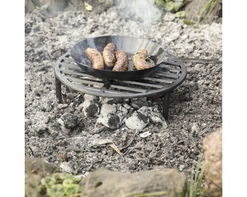 Klobása na panvici na grile nad táborákom