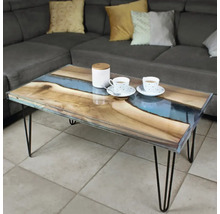 Konferenčný stolík s drevenou doskou a epoxidovou živicou na kovových nohách