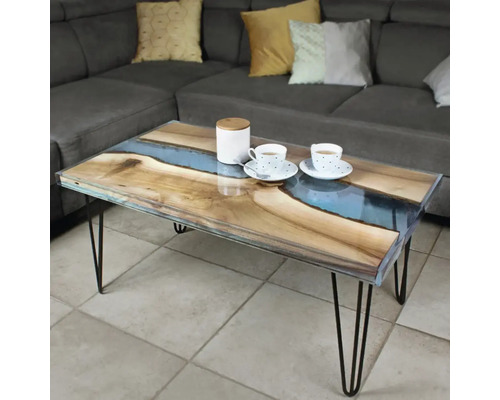 Konferenčný stolík s drevenou doskou a epoxidovou živicou na kovových nohách