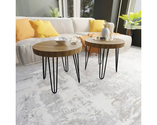 Dva okrúhle konferenčné stolíky s drevenou doskou a čiernymi kovovými nohami stoja v obývacej izbe.