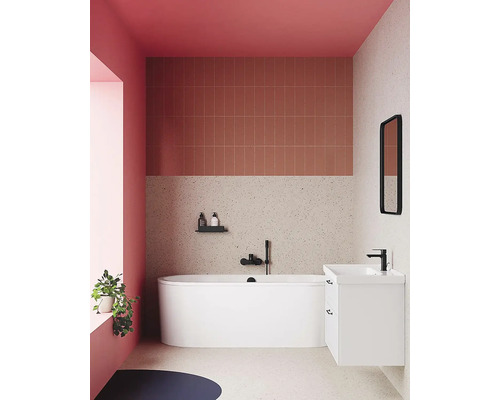 Moderná kúpeľňa s vaňou, skrinkou pod umývadlo a zrkadlom