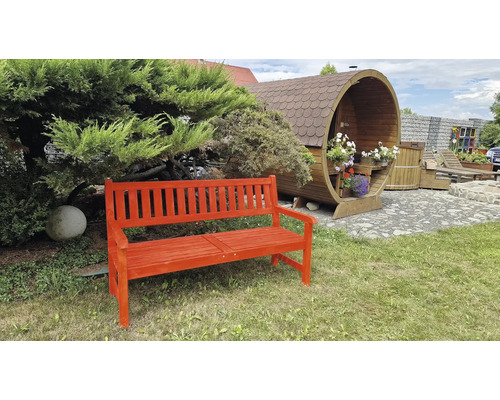 Záhradný pohľad s drevenou lavicou a sudovou saunou