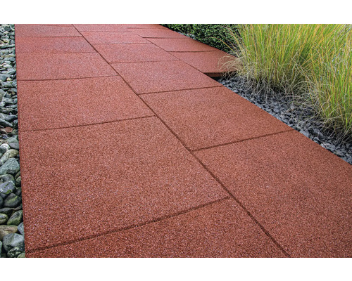 Cesta z gumových dosiek so štrkom a trávou