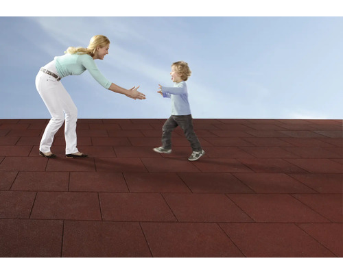 Matka a dieťa na terasových dlaždiciach v záhrade