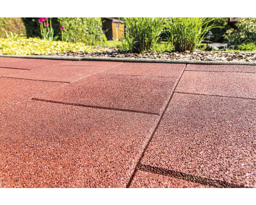 Terasa s gumovými dlaždicami v záhrade