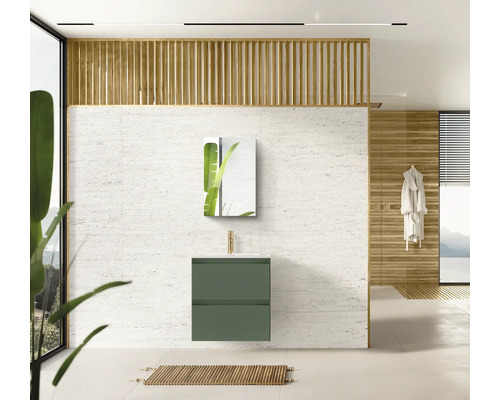 Kúpeľňa s umývadlovou skrinkou, zrkadlom a drevenými prvkami pre svetlú a priateľskú atmosféru