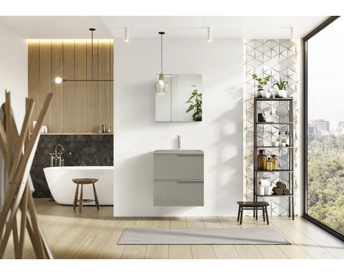 Svetlá kúpeľňa s umývadlom, zrkadlovou skrinkou, regálom a voľne stojacou vaňou