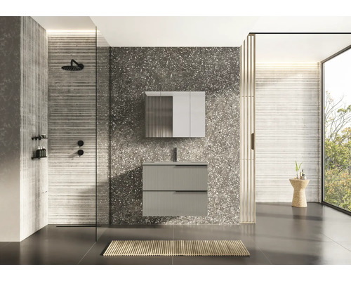 Moderná kúpeľňa so sprchou, umývadlovou skrinkou a zrkadlovou skrinkou