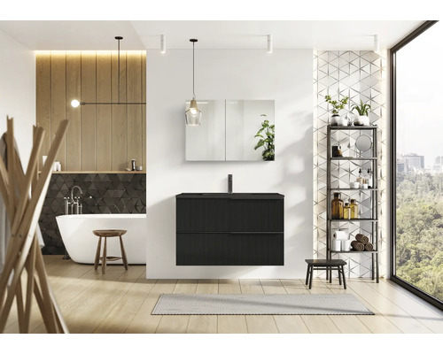 Kúpeľňa s umývadlovou skrinkou, zrkadlovou skrinkou, vaňou a regálom