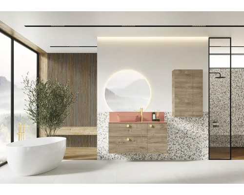 Svetlá kúpeľňa s vaňou, umývadlom so zrkadlom, skrinkou a sprchou