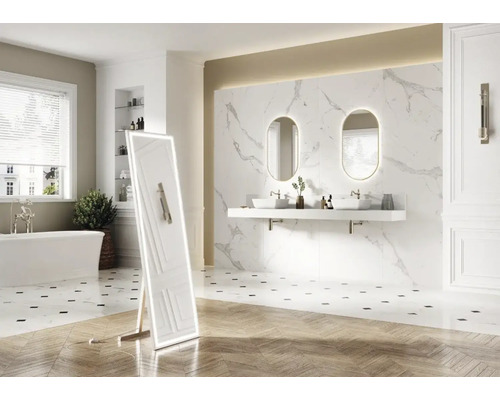 Moderná kúpeľňa s voľne stojacou vaňou, umývadlom so zrkadlami a stojacim zrkadlom