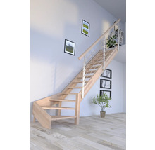 Drevené schodisko s kovovým zábradlím vo svetlej izbe s obrazmi