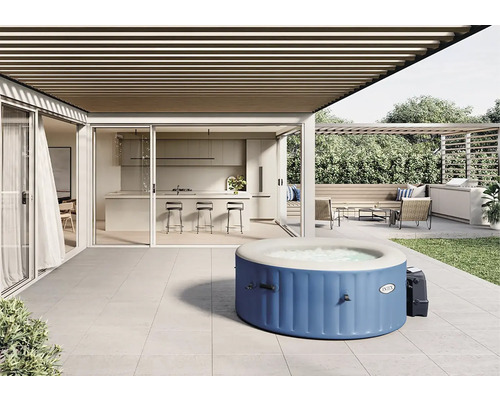 Nafukovacia vírivka na terase s posedením a kuchyňou v pozadí