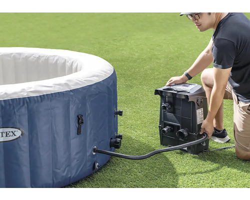 Nafukovacia vírivka pripájaná osobou k filtračnému čerpadlu.