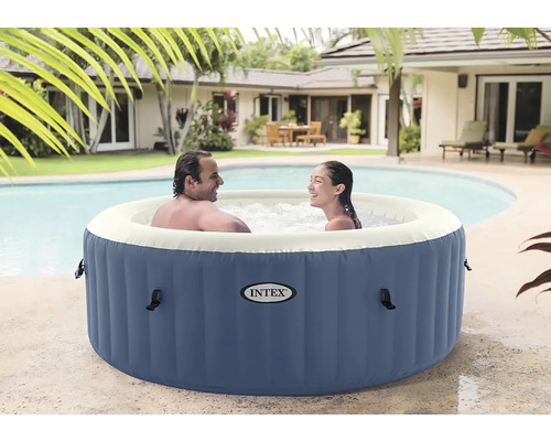 Nafukovacia vírivka značky Intex s dvoma osobami v záhrade