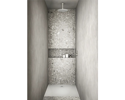 Sprchovací kút s hlavovou sprchou, vstavanou policou a sivými obkladmi z prírodného kameňa