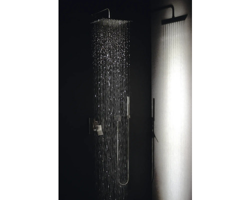 Dažďová sprcha s ručnou sprchou a tečúcou vodou v kúpeľni
