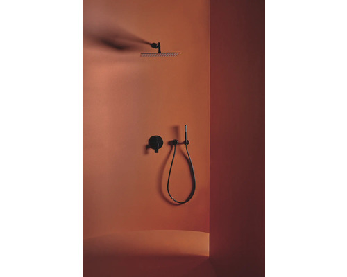 Sprchová armatúra s hlavovou sprchou, ručnou sprchou a termostatom pred farebnou stenou