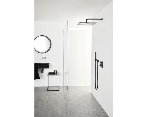 Moderná kúpeľňa so sprchou, umývadlom a zrkadlom